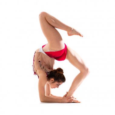 Kız ritmik jimnastik yapıyor