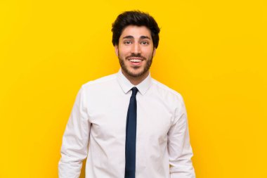 Sürpriz yüz ifadesi ile izole sarı arka plan üzerinde Işadamı