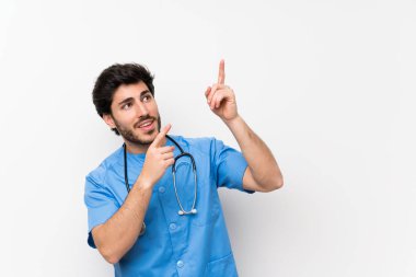 İşaret parmağı ile işaret izole beyaz duvar üzerinde Cerrah doktor adam harika bir fikir