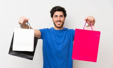 Yakışıklı adam alışveriş torbaları bir sürü holding