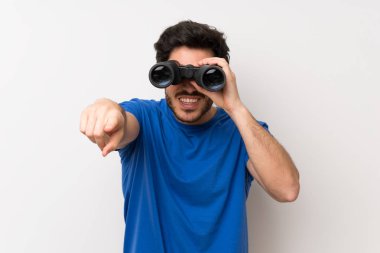 Siyah dürbün ile yakışıklı adam