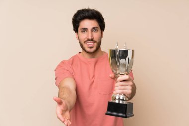 Yakışıklı adam bir kupa holding