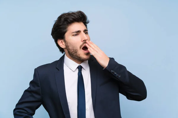 Empresario Sobre Pared Azul Aislada Bostezando Cubriendo Boca Abierta Con —  Fotos de Stock