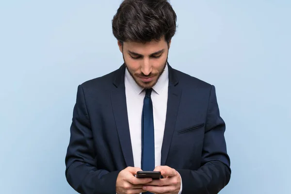 Geschäftsmann Über Isolierte Blaue Wand Die Eine Nachricht Mit Dem — Stockfoto