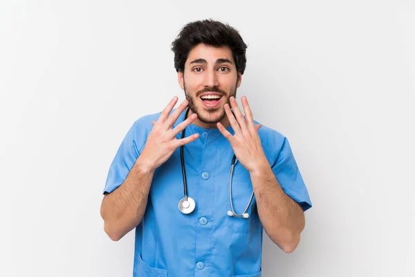 Chirurg Arzt Mann Über Isolierte Weiße Wand Mit Überraschendem Gesichtsausdruck — Stockfoto