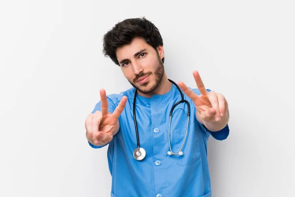 Chirurg Lékař Muž Izolované Bílé Zdi Usmívá Zobrazuje Vítězné Znamení — Stock fotografie