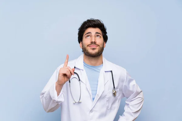 Doctor Hombre Señalando Con Dedo Índice Una Gran Idea — Foto de Stock