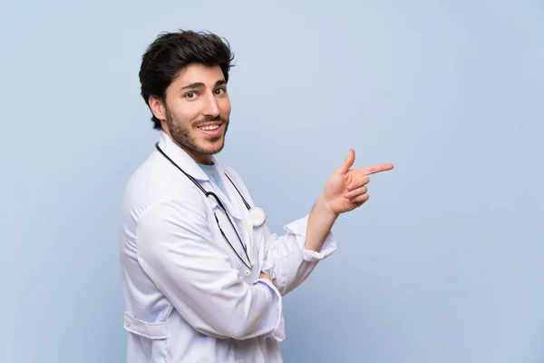 Doctor Hombre Señalando Dedo Hacia Lado —  Fotos de Stock