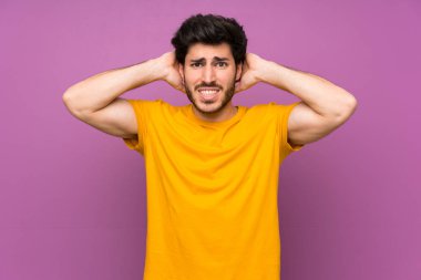 Izole mor duvar üzerinde Yakışıklı sinirli ve baş elleri alır