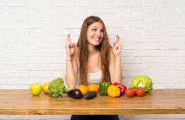 Bir sürü sebzesi olan genç bir kadın.