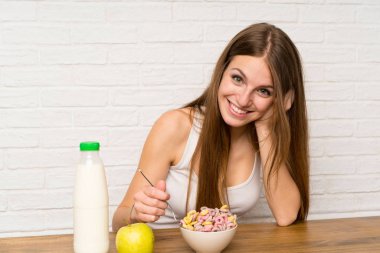 Gevrek kase ile kahvaltı genç kadın