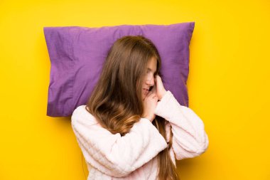 Yatakta uyuyan sabahlık lı genç kadın