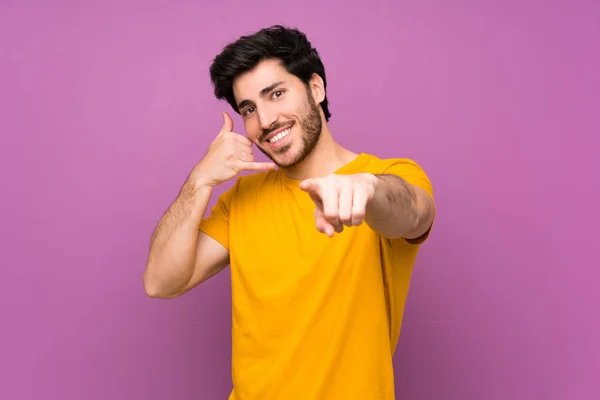 Knappe Geïsoleerde Paarse Muur Maken Telefoon Gebaar Wijzend Front — Stockfoto