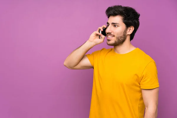 Bonito Sobre Parede Roxa Isolado Mantendo Uma Conversa Com Telefone — Fotografia de Stock
