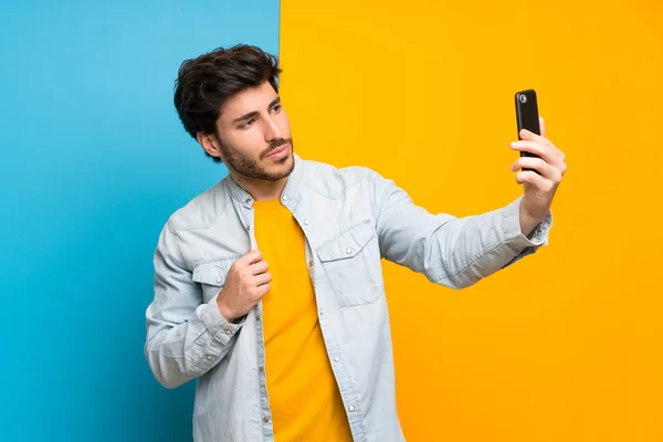 Όμορφος Πάνω Από Απομονωμένο Πολύχρωμο Φόντο Φτιάχνοντας Μια Selfie — Φωτογραφία Αρχείου