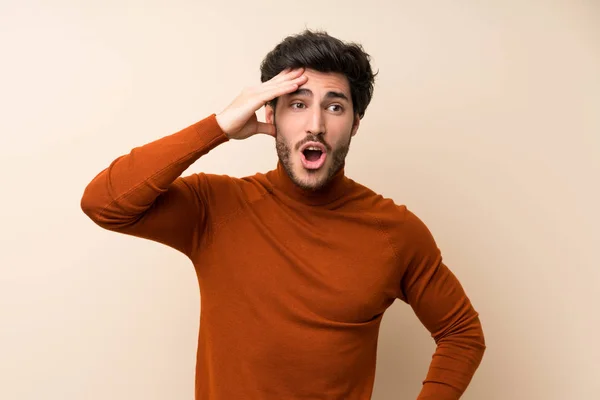 Gut Aussehend Über Isolierte Mauer Hat Gerade Etwas Realisiert Und — Stockfoto