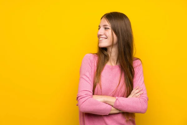 Jovem Com Cabelos Longos Sobre Parede Amarela Isolada Feliz Sorridente — Fotografia de Stock