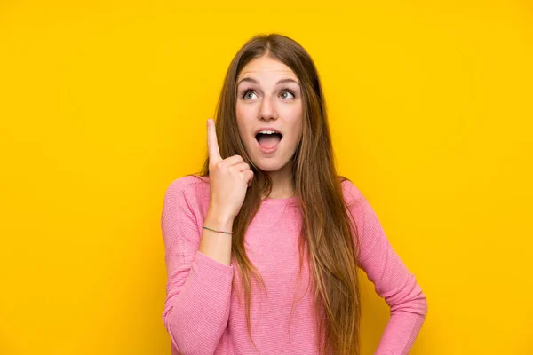 Jonge Vrouw Met Lang Haar Geïsoleerde Gele Muur Denkend Dat — Stockfoto
