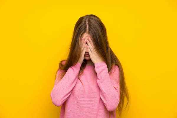 Jovem Com Cabelos Longos Sobre Parede Amarela Isolada Com Expressão — Fotografia de Stock