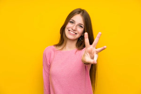 Junge Frau Mit Langen Haaren Über Isolierter Gelber Wand Glücklich — Stockfoto