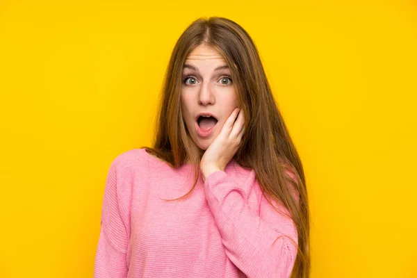 Jonge Vrouw Met Lang Haar Geïsoleerde Gele Muur Verrast Geschokt — Stockfoto