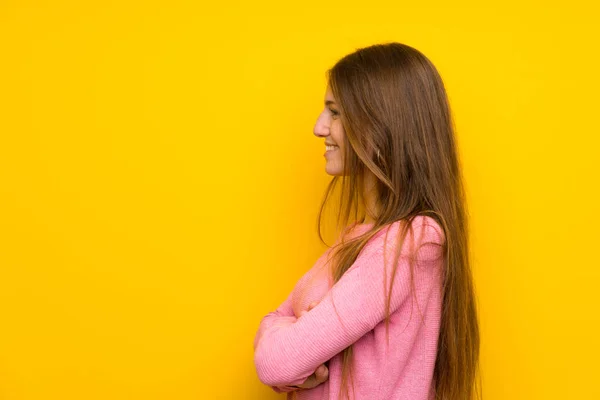 Νεαρή Γυναίκα Μακριά Μαλλιά Πάνω Από Απομονωμένο Κίτρινο Τοίχο Στην — Φωτογραφία Αρχείου