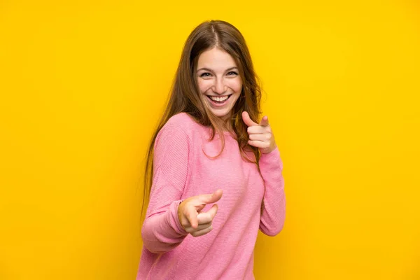 Mujer Joven Con Pelo Largo Sobre Pared Amarilla Aislada Apuntando —  Fotos de Stock