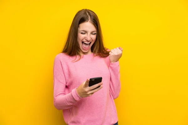 Junge Frau Mit Langen Haaren Über Isolierte Gelbe Wand Mit — Stockfoto