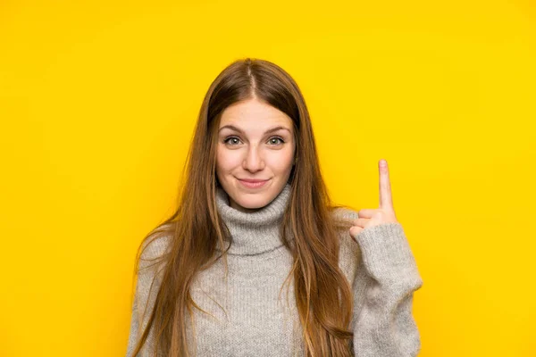 Junge Frau Mit Langen Haaren Über Gelbem Hintergrund Die Mit — Stockfoto