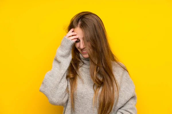 Jovem Com Cabelos Longos Sobre Fundo Amarelo Rindo — Fotografia de Stock