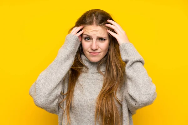 Mujer Joven Con Pelo Largo Sobre Fondo Amarillo Infeliz Frustrado — Foto de Stock