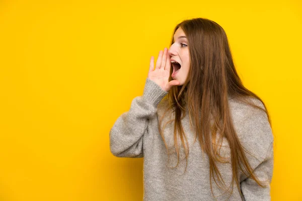 Mujer Joven Con Pelo Largo Sobre Fondo Amarillo Gritando Con —  Fotos de Stock