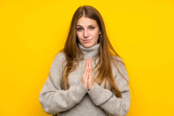 Jovem Com Cabelos Longos Sobre Fundo Amarelo Pleading — Fotografia de Stock