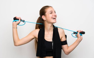 Atlama halatıyla izole edilmiş beyaz arka planı olan genç bir kadın.