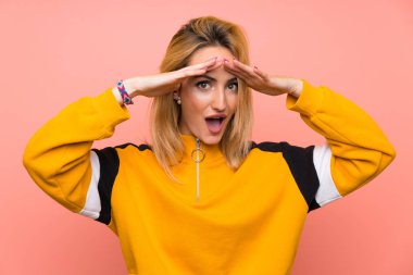 Soyutlanmış pembe bir geçmişi olan genç sarışın bir kadın.