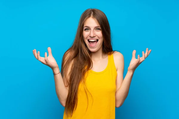 Giovane Donna Con Capelli Lunghi Oltre Isolato Muro Blu Sorridente — Foto Stock