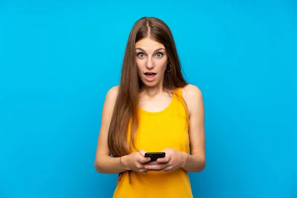 Mujer Joven Con Pelo Largo Sobre Pared Azul Aislada Sorprendió —  Fotos de Stock