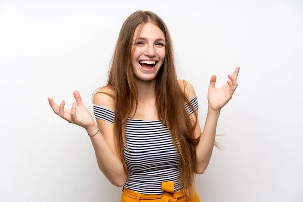 Giovane Donna Con Capelli Lunghi Oltre Isolato Muro Bianco Sorridente — Foto Stock