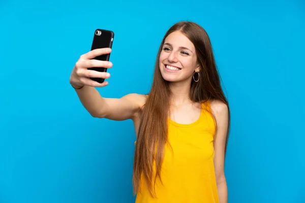 Młoda Kobieta Długimi Włosami Odizolowanej Niebieskiej Ścianie Robi Selfie — Zdjęcie stockowe