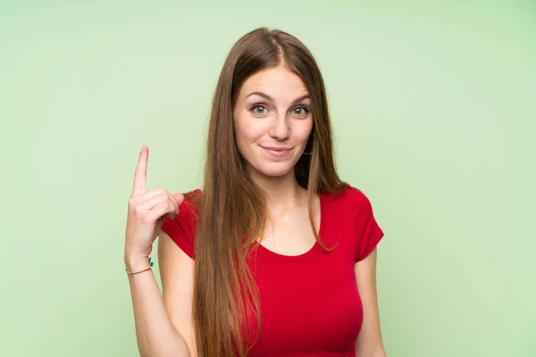 Jeune Femme Aux Cheveux Longs Sur Mur Vert Isolé Pointant — Photo