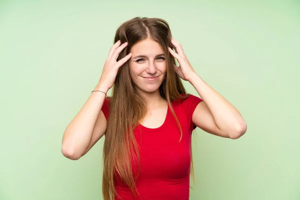 Ung Kvinna Med Långt Hår Över Isolerad Grön Vägg Olycklig — Stockfoto