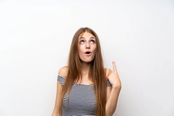 Jonge Vrouw Met Lang Haar Geïsoleerde Witte Muur Wijzend Verrast — Stockfoto