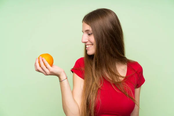 Junge Frau Mit Langen Haaren Hält Eine Orange — Stockfoto