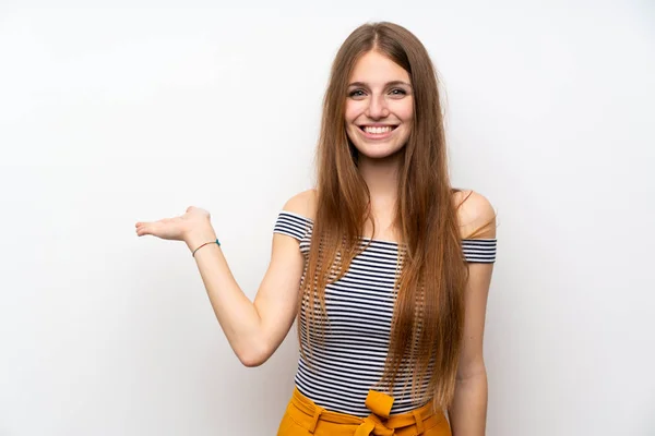 Zole Beyaz Duvar Üzerinde Uzun Saçlı Genç Kadın Bir Reklam — Stok fotoğraf
