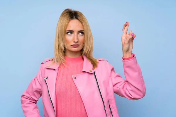 Giovane Donna Bionda Con Giacca Rosa Sfondo Blu Isolato Con — Foto Stock