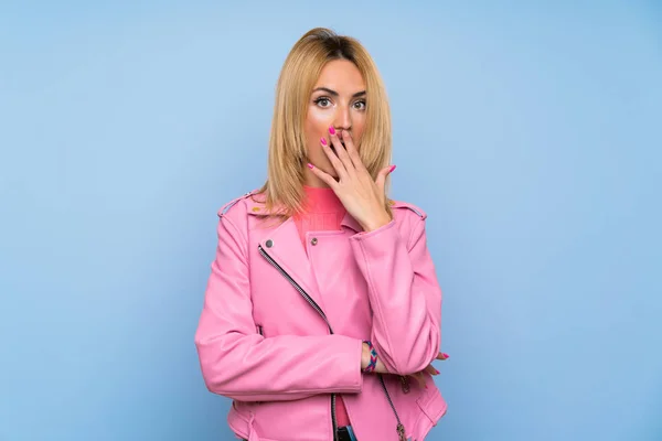 Молода Блондинка Рожевою Курткою Над Ізольованим Синім Тлом Здивована Шокована — стокове фото