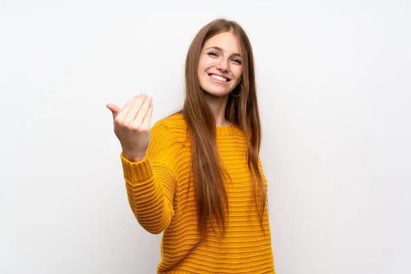 若いです女性とともに黄色以上隔離された白い壁招待来る — ストック写真