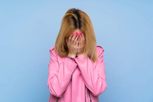 Mujer Rubia Joven Con Chaqueta Rosa Sobre Fondo Azul Aislado —  Fotos de Stock