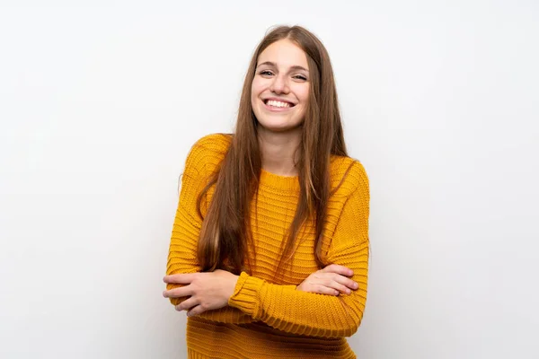 Izole Beyaz Duvar Üzerinde Sarı Ile Genç Kadın Gülüyor — Stok fotoğraf