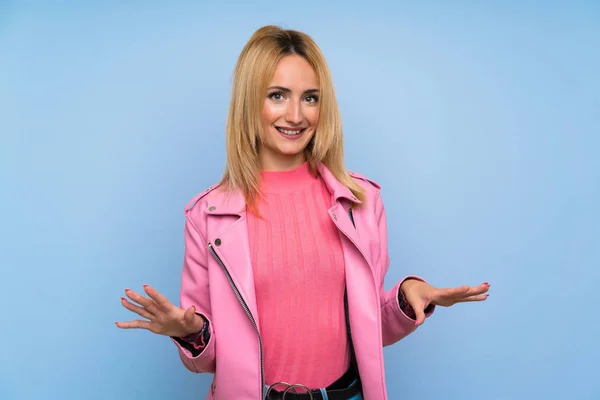Молода Блондинка Рожевим Піджаком Над Ізольованим Синім Тлом Посміхається — стокове фото